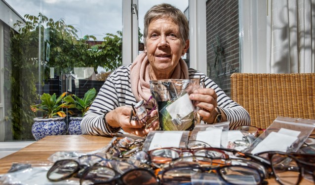 Els Ligthart brengt onder andere brillen, hoortoestellen en meloenzaden naar Vietnam.