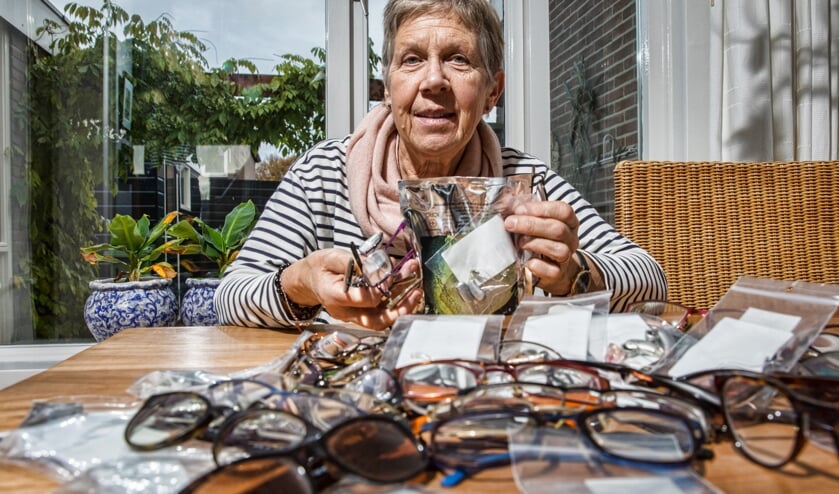 Els Ligthart brengt onder andere brillen, hoortoestellen en meloenzaden naar Vietnam.