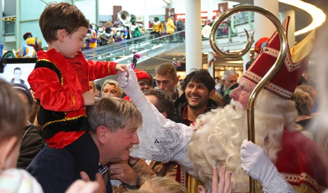 Sinterklaas geeft in De Symfonie één van zijn kleinste fans een hand.