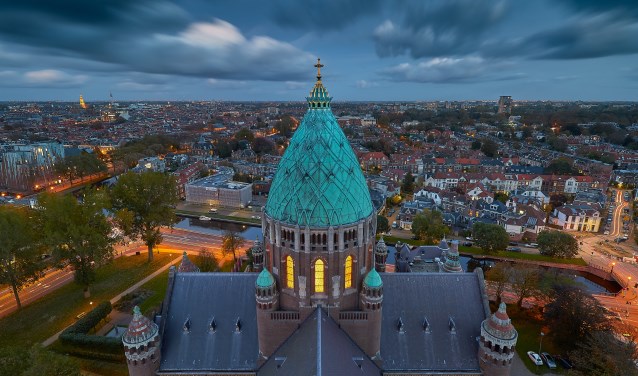 De prachtige Bavo aan gelegen aan de Leidsevaart.