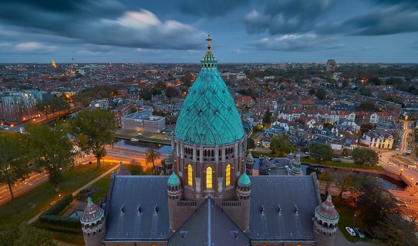 De prachtige Bavo aan gelegen aan de Leidsevaart.