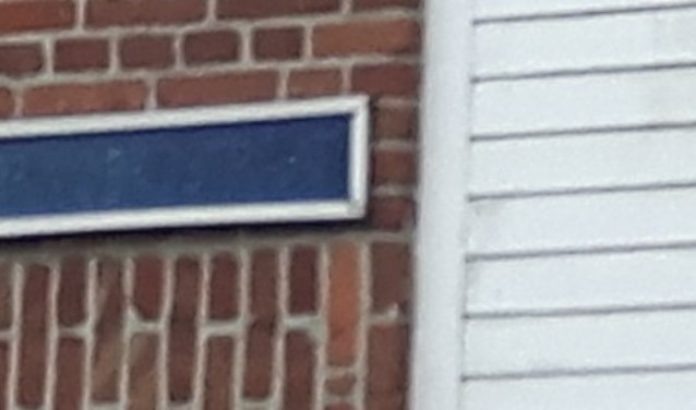 Een zeer slecht te lezen straatnaambord wat zeker vervangen dient te worden.