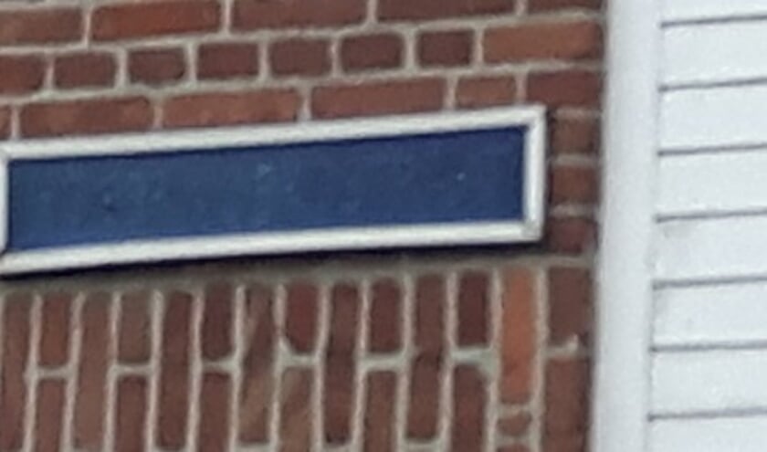 Een zeer slecht te lezen straatnaambord wat zeker vervangen dient te worden.