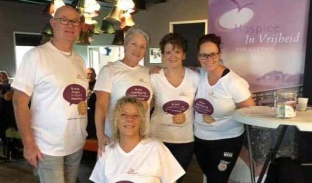 Het team van Hospice in Vrijheid. Met Marieke Zwart-Dijkhuis (rechts), Nel Persenaire, Petra Bastiaan-Dorresteijn en Karin en Nico Ploeg.