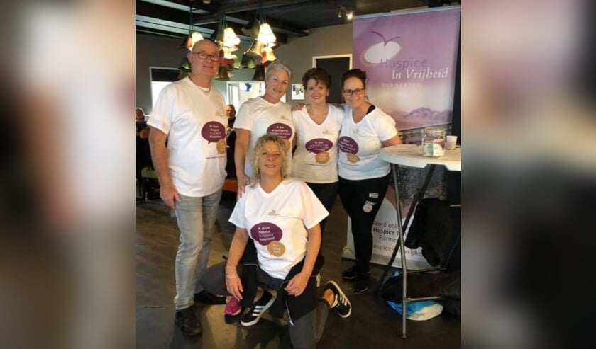 Het team van Hospice in Vrijheid. Met Marieke Zwart-Dijkhuis (rechts), Nel Persenaire, Petra Bastiaan-Dorresteijn en Karin en Nico Ploeg.