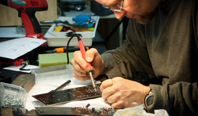 In het Repair Café blijkt vaak dat kapotte apparaten best nog wel te redden zijn.