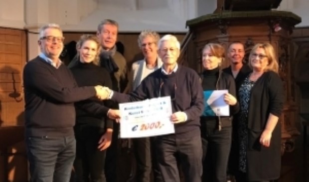 V.l.n.r. Bestuurslid K10D Pim van Leeuwen, project Coördinator K10D Charda Jansen, bestuurslid K10D Hans van Oostrum, penningmeester Ruïnekerk Ruud Holstvoogd, bestuurslid Ruïnekerk Gré Boorsma, voorzitter Ruïnekerk Tineke de Lange, bestuurslid Ruïnekerk Erna Spaandonk en Fanny Schuijt uitgever van Palet en Atelier magazine.