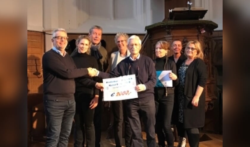 V.l.n.r. Bestuurslid K10D Pim van Leeuwen, project Coördinator K10D Charda Jansen, bestuurslid K10D Hans van Oostrum, penningmeester Ruïnekerk Ruud Holstvoogd, bestuurslid Ruïnekerk Gré Boorsma, voorzitter Ruïnekerk Tineke de Lange, bestuurslid Ruïnekerk Erna Spaandonk en Fanny Schuijt uitgever van Palet en Atelier magazine.
