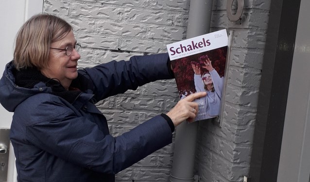 Enthousiaste vrijwilliger bezorgt Schakels.