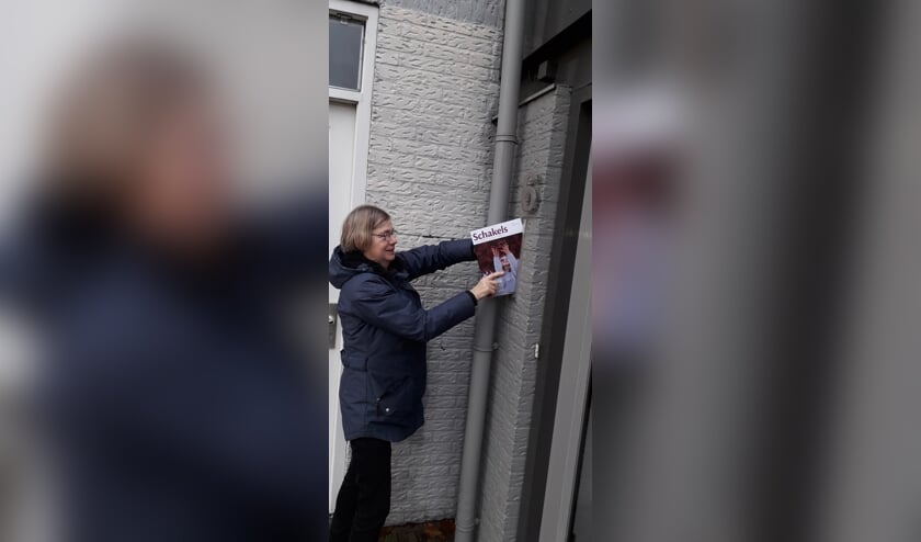 Enthousiaste vrijwilliger bezorgt Schakels.