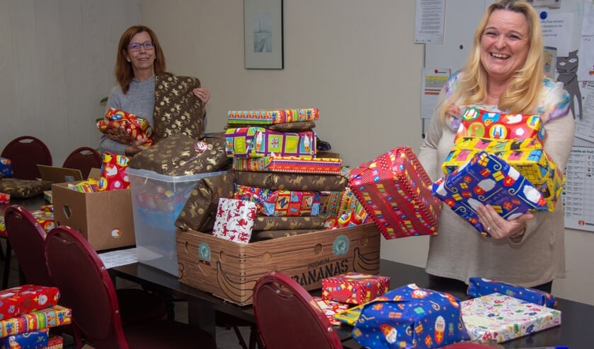 Ellen en Petra zeer content met alle cadeautjes voor de Voedselbank-kinderen.