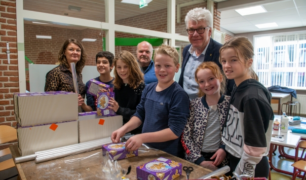 <p>Dorus Luyckx temidden van schoolkinderen tijdens kerstkaartenactie (vóór corona).</p>