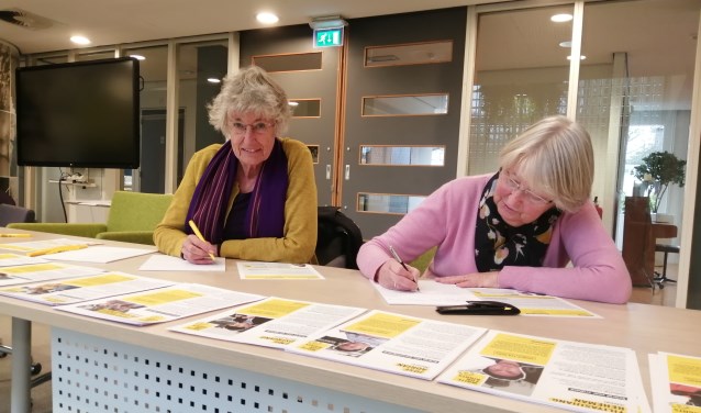 Trynke Voolstra en Jacqueline Poncin, oudgedienden van Amnesty Landsmeer, waren er ook bij.