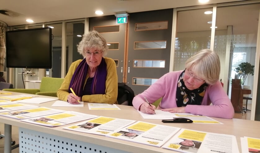 Trynke Voolstra en Jacqueline Poncin, oudgedienden van Amnesty Landsmeer, waren er ook bij.