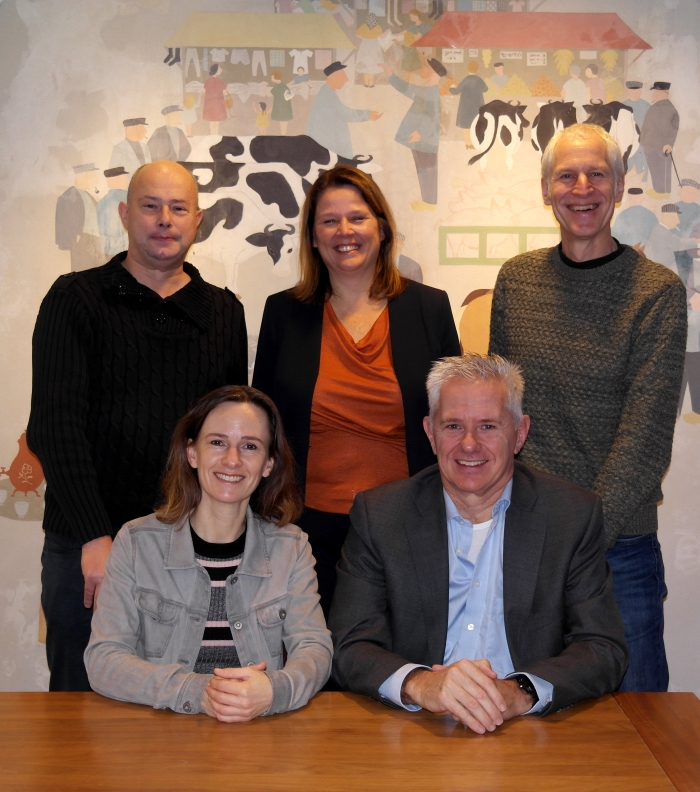 Op de foto van links naar rechts, van boven naar beneden: bestuurslid theaterzaken Louis Schoehuijs, voorzitter Gerda Quak, bestuurslid filmzaken Rik Janssen, secretaris Debby Goos-Snellen, en penningmeester Marco de Boer.