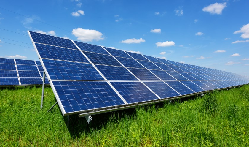 De provincie helpt bedrijven met zonnepanelen.