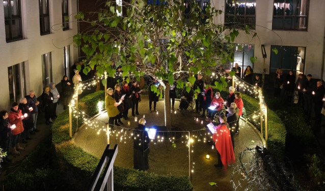Ontsteken lichtjes in binnentuin.