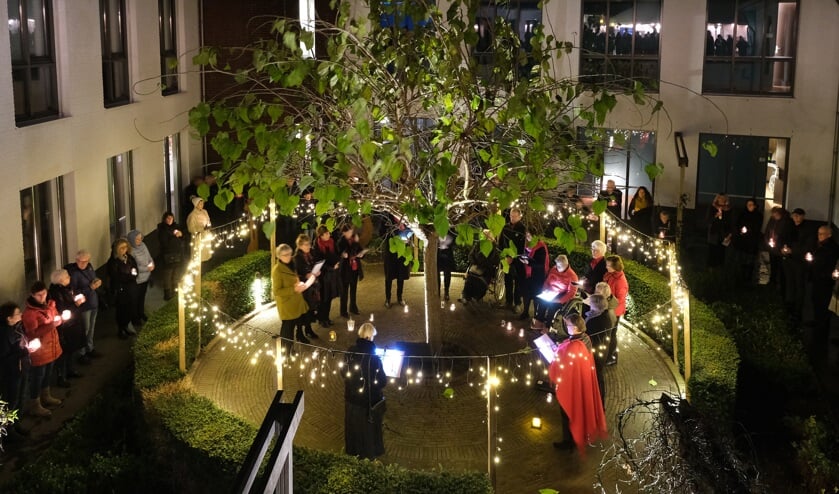Ontsteken lichtjes in binnentuin.