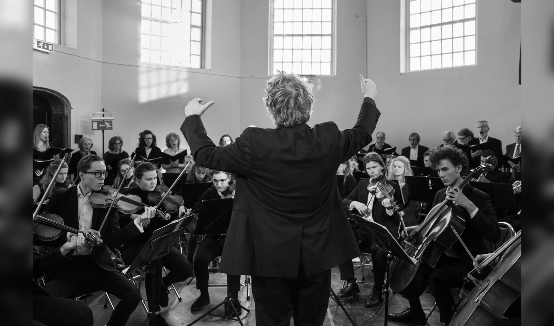 Amsterdamse studenten spelen in de Buiksloterkerk.