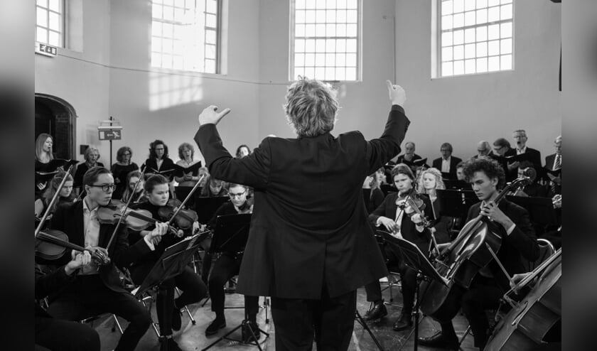 Amsterdamse studenten spelen in de Buiksloterkerk.