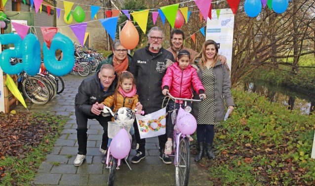 Talisa en Carolien zijn heel blij met hun geschonken fiets.