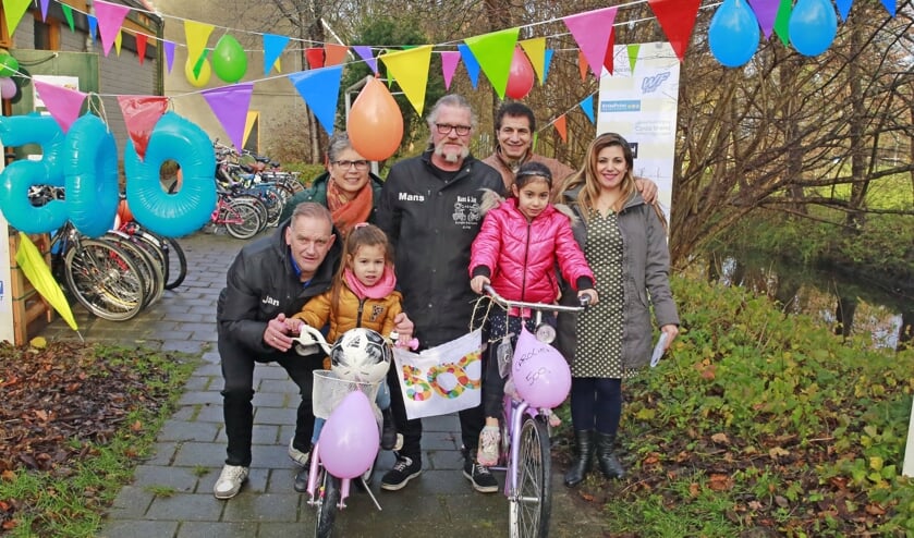 Talisa en Carolien zijn heel blij met hun geschonken fiets.