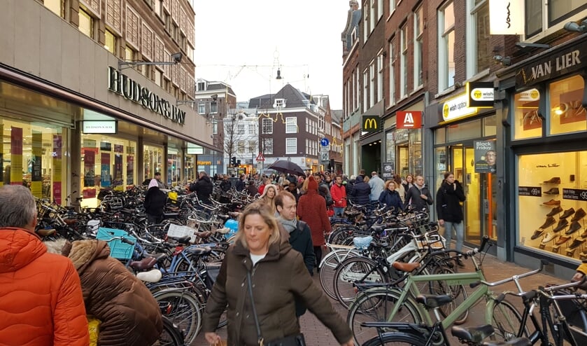 Zigzaggen tussen de fietsen door is heel gewoon geworden.