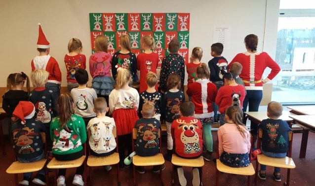 De leerlingen van groep 4 gaven massaal gehoor aan de oproep een foute kersttrui aan te trekken.