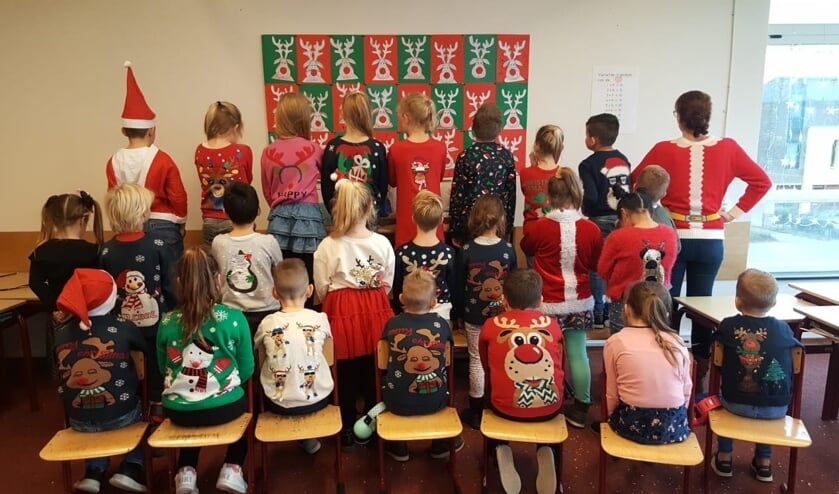 De leerlingen van groep 4 gaven massaal gehoor aan de oproep een foute kersttrui aan te trekken.