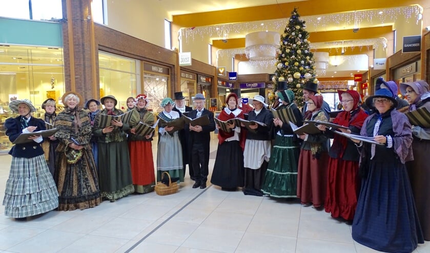 Het Dickenskoor brengt de kerst naar het centrum.