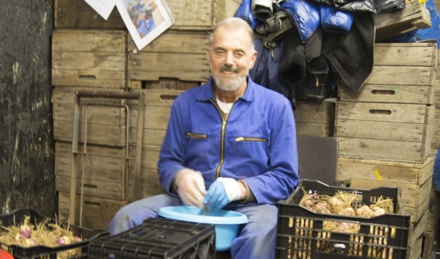 Cock Ruijter aan het schubben