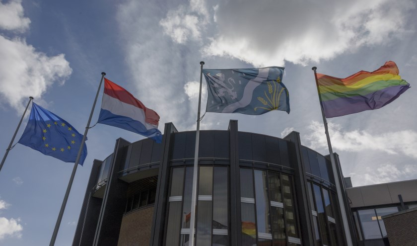 De regenboogvlag wapperde al eerder voor het raadhuis.