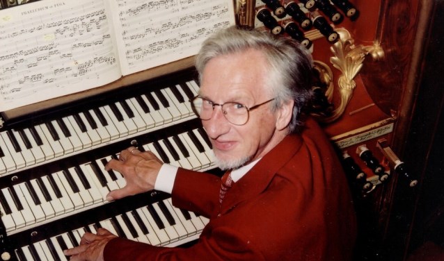 Sander van Marion bespeelt het prachtige Flaes & Brünjes orgel in de Grote Kerk van Westzaan.