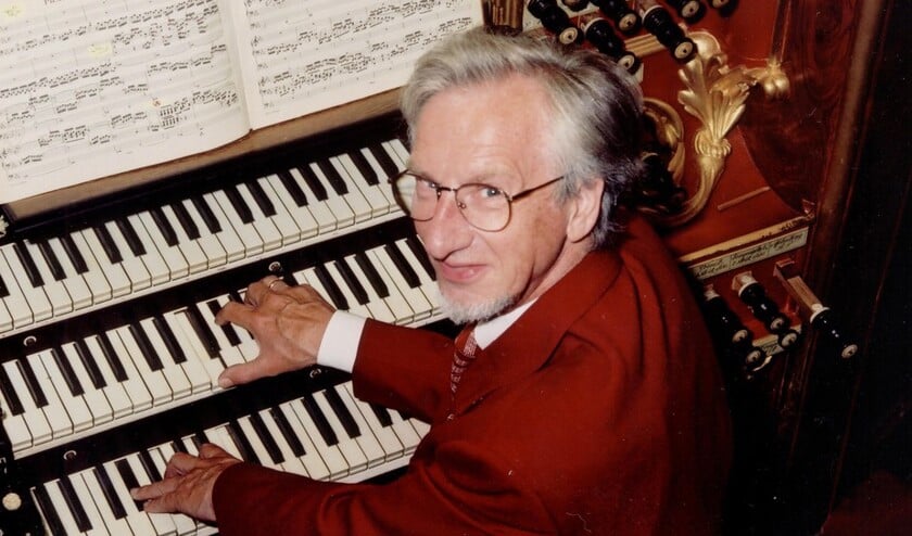 Sander van Marion bespeelt het prachtige Flaes & Brünjes orgel in de Grote Kerk van Westzaan.