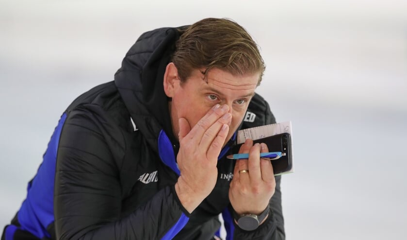 Peter Kolder coacht tijdens het kwalificatietoernooi voor de World Cup. ,,Bij Ireen Wüst hebben we gedwongen wat omvang eruit gegooid en dan zie je dat er meer snelheid komt.'' (Foto's TimsImaging)