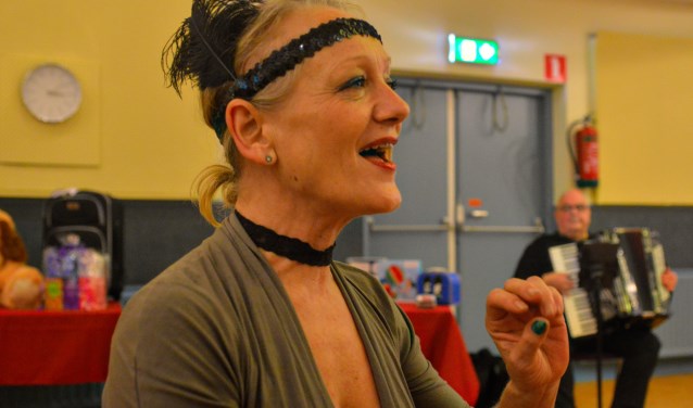 Wilma Bakker presenteert het Open Podium in buurtkamer Kadoelen.