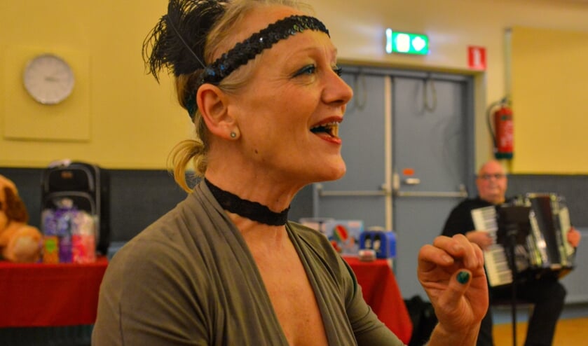 Wilma Bakker presenteert het Open Podium in buurtkamer Kadoelen.