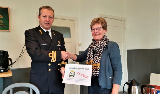 Commandant Feenstra en Tineke Sohier, bestuurslid inloophuis.