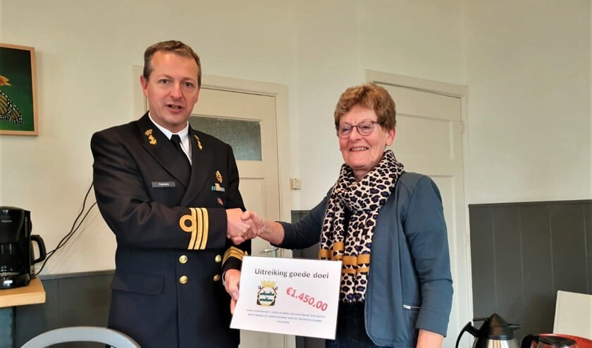 Commandant Feenstra en Tineke Sohier, bestuurslid inloophuis.