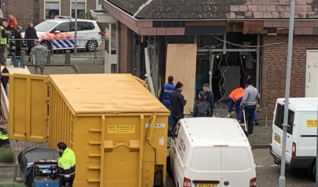De ravage na de plofkraak is 's morgens goed te zien.