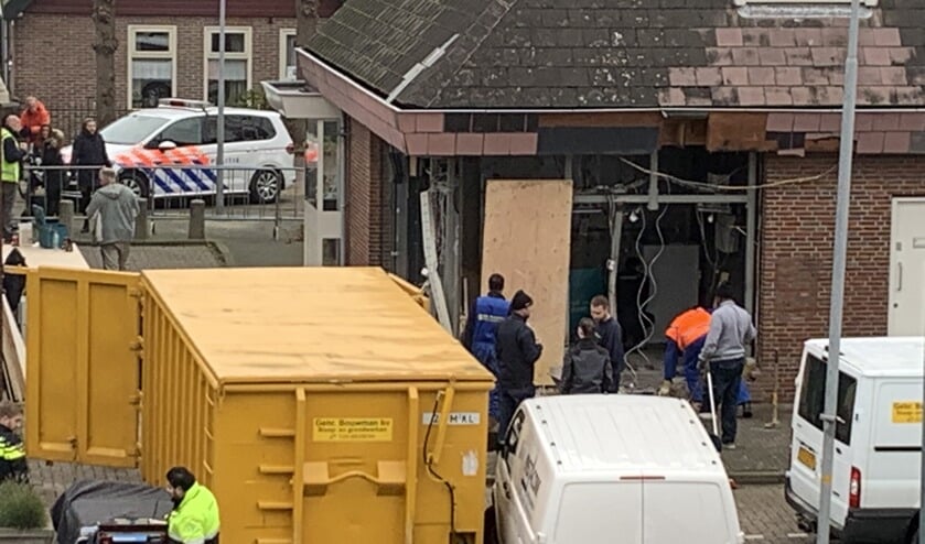 De ravage na de plofkraak is 's morgens goed te zien.