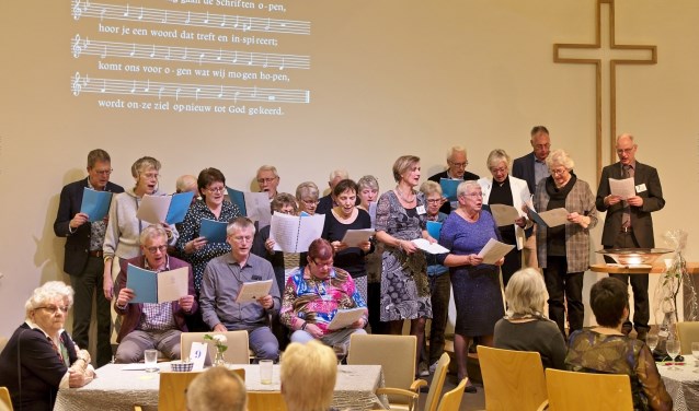 Het gelegenheidskoor zingt het feestlied dat voorganger Coen Wessel heeft gemaakt.