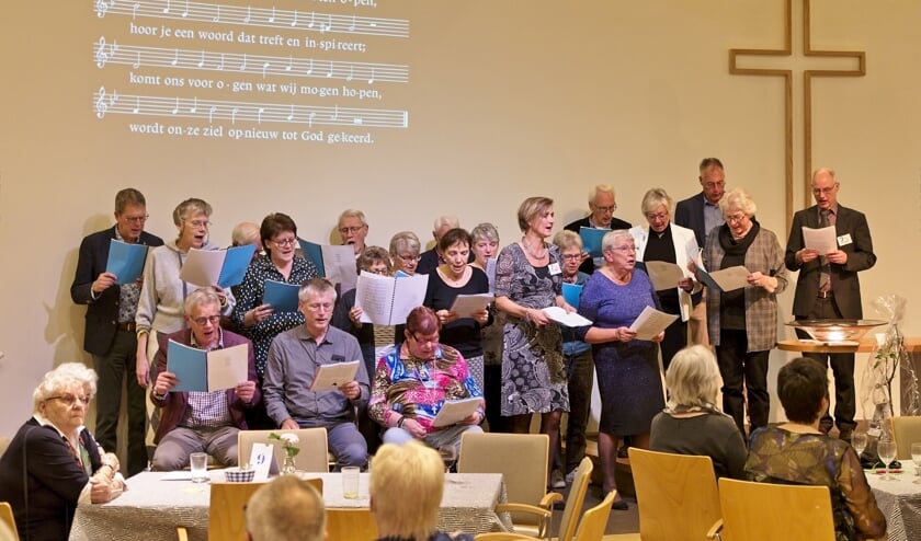 Het gelegenheidskoor zingt het feestlied dat voorganger Coen Wessel heeft gemaakt.