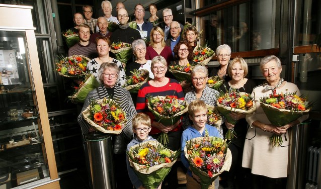 Een grote groep vrijwilligers werd in et zonnetje en in de bloemen gezet.
