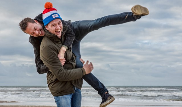Tom (zwevend) en Hidde (staand) hebben er zin in!
