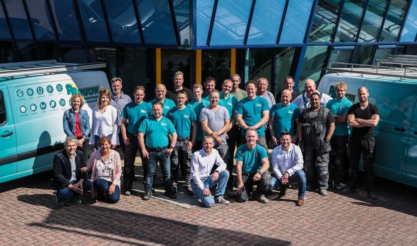 Het team van installatiebedrijf Piet Bruijn, met Piet en zijn vrouw Nel links vooraan zittend.