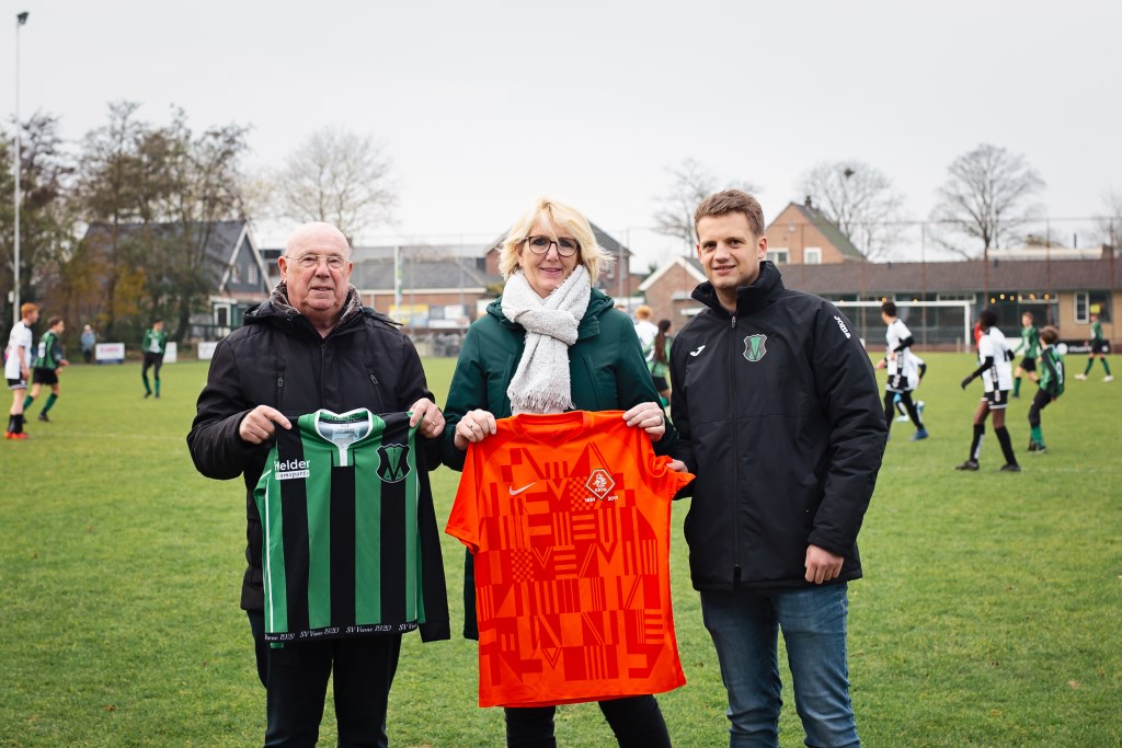 Karin Oudejans en Jelle van Hamersveld ruilen van shirt met Gerard Aafjes van de KNVB.