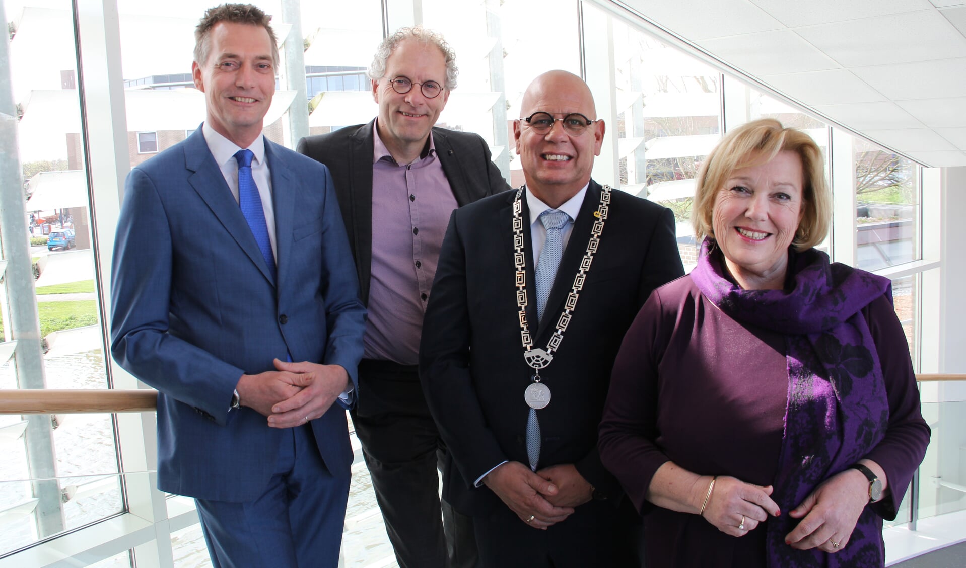 Het college van Koggenland, met vlnr wethouder Win Bijman, gemeentesecretaris Answerd Beuker, burgemeester Jan Franx en wethouder Caroline van de Pol.