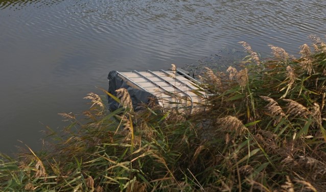 In een sloot in Vijfhuizen werd begin november een vat met een giftig goedje gedumpt.