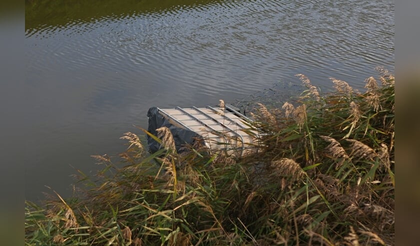 In een sloot in Vijfhuizen werd begin november een vat met een giftig goedje gedumpt.